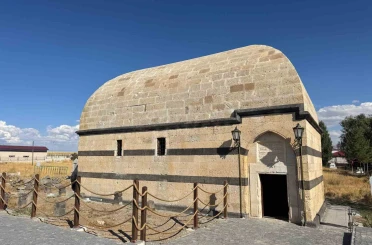 Ağrı’da tarihi Hamur Kümbeti restore edilerek yeniden ziyarete açıldı 