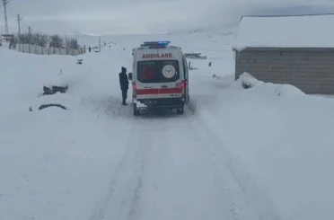 Ağrı’da yolların açılmasıyla hastalar hastaneye ulaştırıldı 