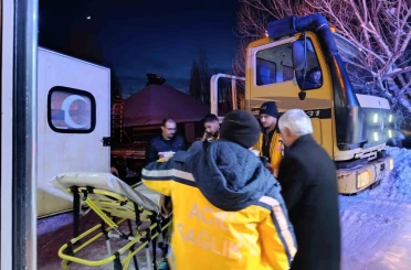 Ağrı’da yolu kapalı köydeki hasta paletli ambulansla hastaneye ulaştırıldı 