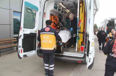 Ahırda dananın teptiği besici hastanelik oldu 