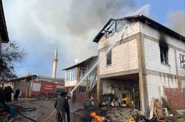 Ahırdaki 6 büyük ve 40 küçükbaş hayvan yangında son anda kurtarıldı 