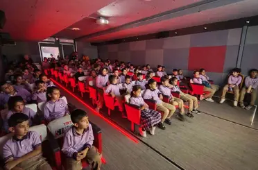 Ahlatlı çocuklar TRT sinema tırıyla sinema heyecanı yaşadı
