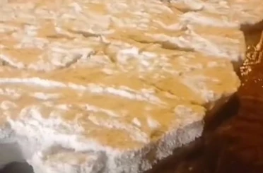 Ahlat’ta dolu yağışı cadde ve sokakları beyaza bürüdü 