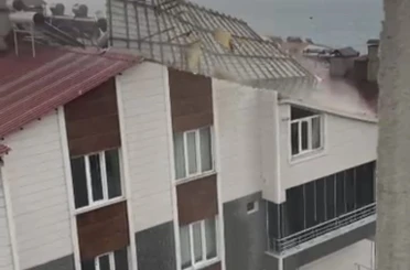 Ahlat’ta fırtına çatıları uçurdu 
