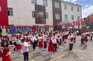 Ahlat’ta İlköğretim Haftası kutlandı 