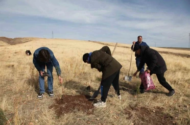 Ahlat’ta "Maziden Atiye" programı kapsamında öğrenciler fidan dikti 