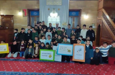 Ahlat’ta öğrenciler teravihte buluştu 