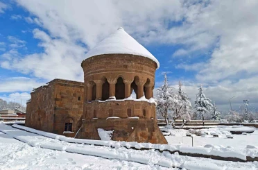 Ahlat’ta tarih beyaza büründü 