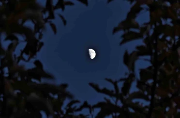 Ahlat’ta yarım ay manzarası hayran bıraktı 