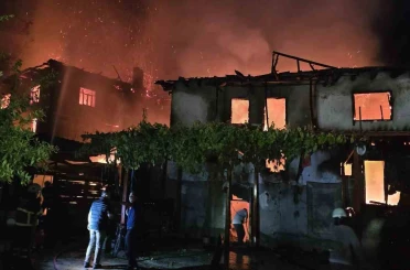 Ahşap evde çıkan yangın yanındaki diğer ahşap eve de sıçradı 