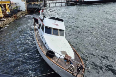 Ahşap tekne kıyıya vurdu 