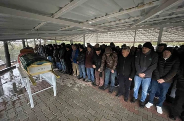 Aile ziyareti dönüşünde kazada ölen anne ve kızı yan yana defnedildi 