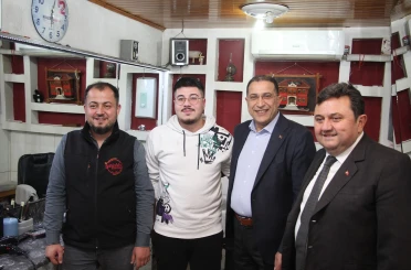 AK Parti’li başkanlardan Kula’da esnaf ve ev ziyaretleri 