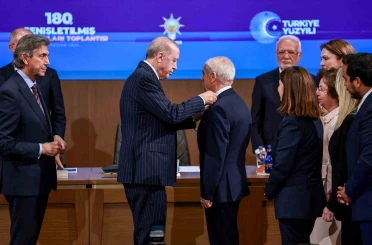 AK Parti’ye katılan Keşan Belediye Başkanı’nın rozetini Cumhurbaşkanı Erdoğan taktı 