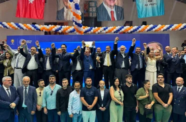 AK Parti’ye Manisa’da toplu katılım: 612 kişiye rozet takıldı 