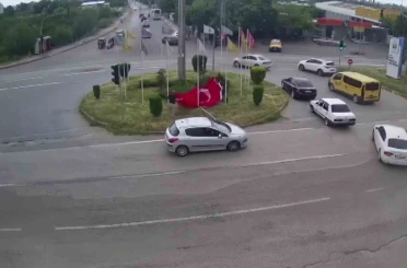 Akan trafiğe rağmen 1 dakika içerisinde Türk bayrağını yerden kaldırdılar 