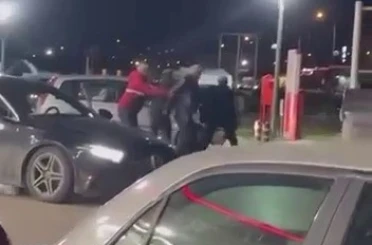 Akaryakıt istasyonunu boks ringine çevirdiler 