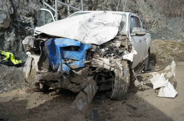 Akaryakıt tankeri ile çarpışan kamyonet hurdaya döndü: 3 yaralı 