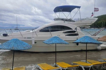 Akbük’te şiddetli rüzgar tekneyi sahile sürükledi 