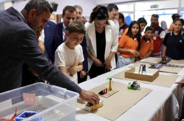Akçadağ Belediyesi’nin desteğiyle yenilenen okul sıraları öğrencilere teslim edildi 
