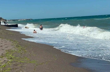 Akçakoca’da dalga boyu 2 metreyi aştı 