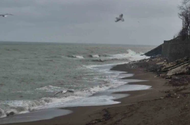 Akçakoca’da sağanak ve fırtına etkili oldu: Dalgalar sahili dövdü 