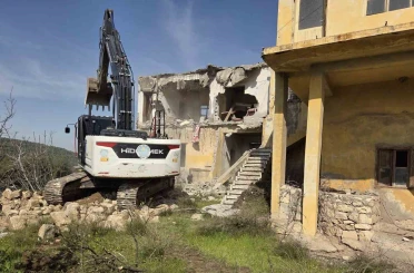 Akdeniz’de metruk binalar bir bir yıkılıyor 