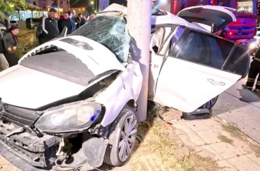 Aksaray’da feci kaza: Otomobil direğe ok gibi saplandı