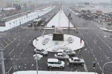 Aksaray yağan karla beyaza büründü 