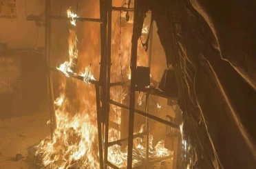 Aksaray’da fabrika alev alev yandı 