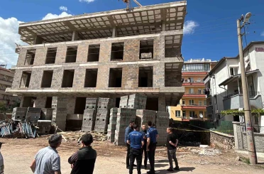 Aksaray’da korkuluk demiri üzerine düşen işçi ağır yaralandı 