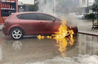 Aksaray’da seyir halindeki otomobil alev aldı 