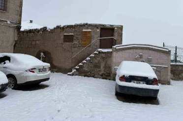 Aksaray’ın Güzelyurt ilçesi, çiçek açmış meyve ağaçları ve yağan karla ilçe beyaza büründü 
