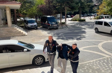 Akşehir'de sahte kimlikle yakalanan şahıstan uyuşturucu hap çıktı