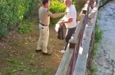 Akşemseddin Hazretleri Türbesi’nin bahçesinde içki içen şahsa vatandaşlardan teki 