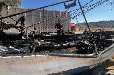 Aksu’da karaya çekili teknedeki yangın itfaiye ekiplerince söndürüldü 