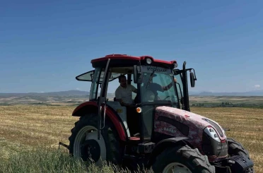 Akyaka Kaymakamı İsmail Demirtaş çiftçilerle hasat yaptı 