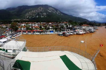 Akyaka’da denizin rengi kahverengiye döndü 