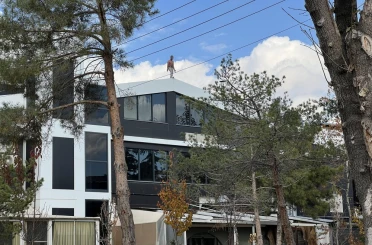 Alacağı için yarı çıplak çatıya çıktı, 3 saat ikna edilmeye çalışıldı