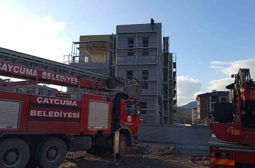 Alacağını tahsil edemediğini iddia eden işçi inşaat iskelesine çıktı 