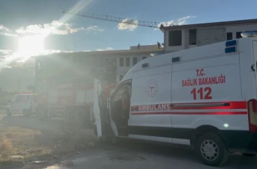 Alacaklarını alamayan işçiler çatıya çıktı 