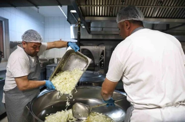 Alanya Aşevi’nden ihtiyaç sahiplerine günde 2 öğün sıcak yemek 