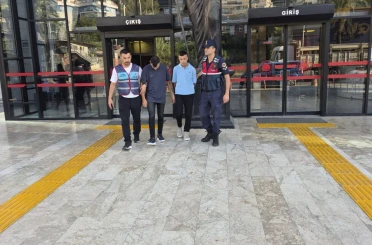 Alanya’da ayakkabı mağazasından hırsızlık yapan 2 şüpheli tutuklandı 