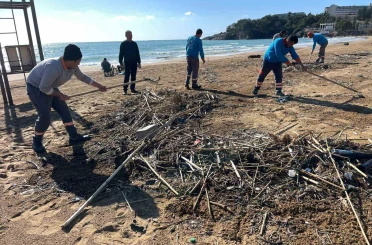Alanya’da fırtına sonrası plajlarda temizlik yapıldı 