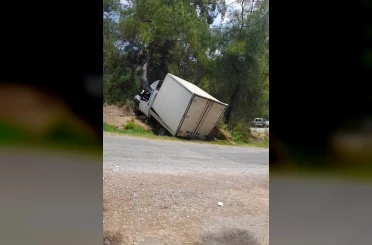 Alanya’da kamyonet ağaca çarptı: 1 ölü, 1 ağır yaralı 