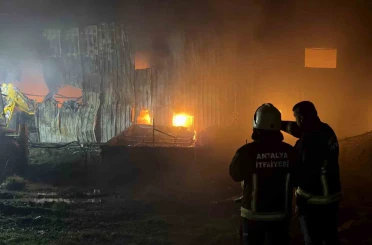 Alanya’da klima deposu alevlere teslim oldu 