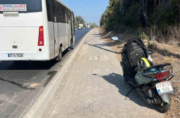 Alanya’da midibüsle çarpışan motosikletli yaralandı