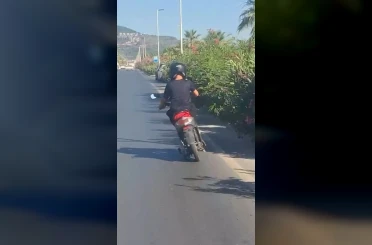 Alanya’da motosiklet üzerinde ayakta ilerleyen sürücünün tehlikeli yolculuğu kamerada 