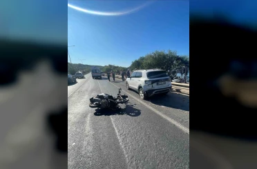 Alanya’da park halindeki otomobile çarpan motosikletteki 2 kişi yaralandı 