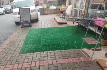 Alanya’da sağanak yağış yerini doluya bıraktı 